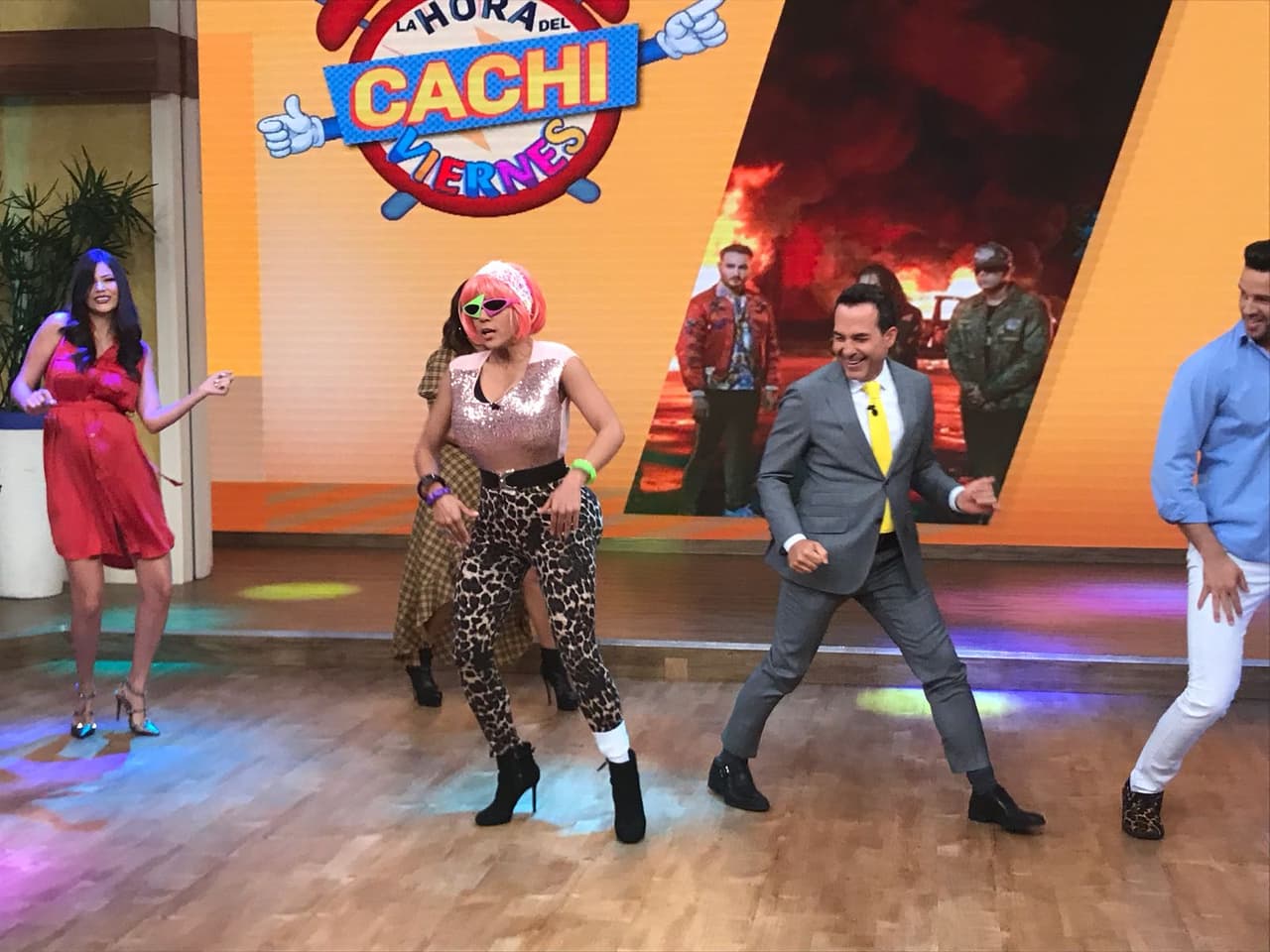 Yazmín comenzó con sus divertidas lecciones de baile. Ella quería ver a todos mover el cuerpo.