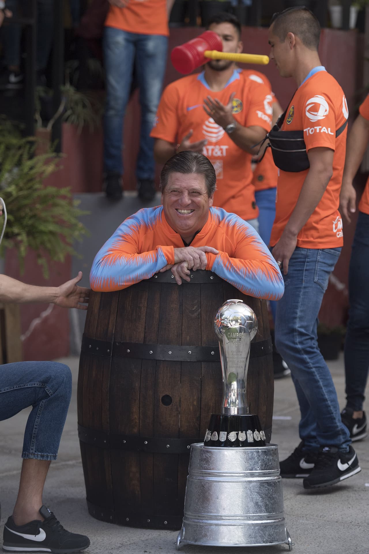 Y también sospechamos que Miguel Herrera, entrenador americanista, la estaba pasando bien...