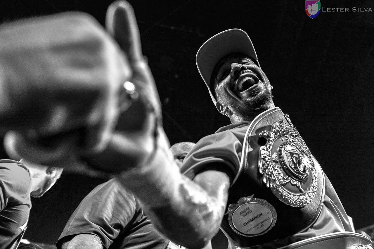 El estadounidense noqueó al ruso en el octavo asaltó y dio muestra de su gran poderío, reteniendo así los cetros de la AMB, OMB y FIB.