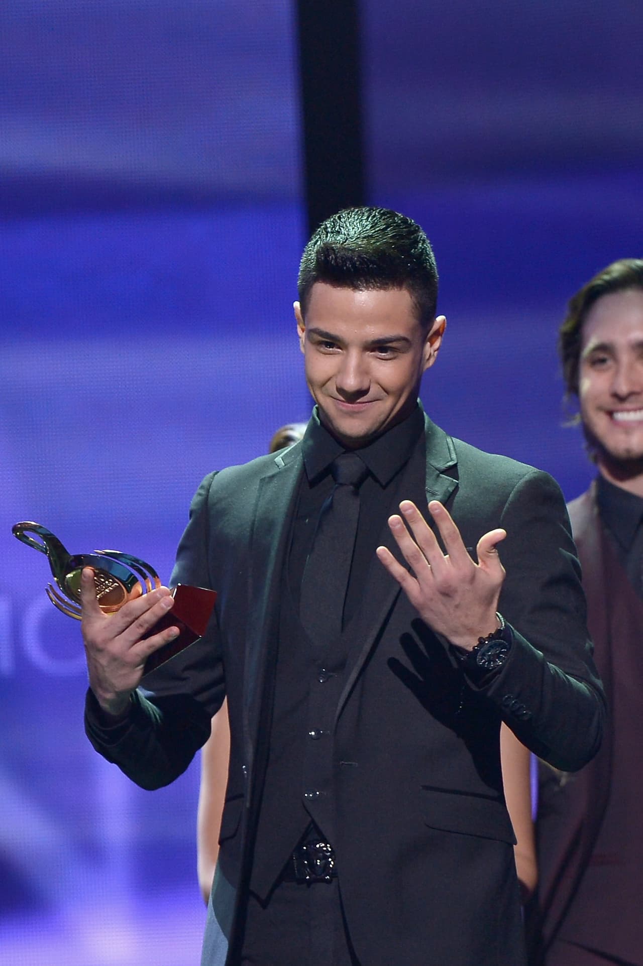 Luis Coronel comenzó a cantar temas cristianos en el coro de su iglesia con apenas 6 años.