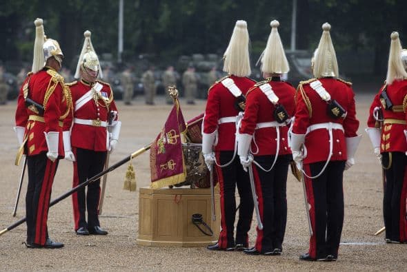 Guardias de la Reina Reina Isabel II durante una ceremonia en el Horse Guards Parade.