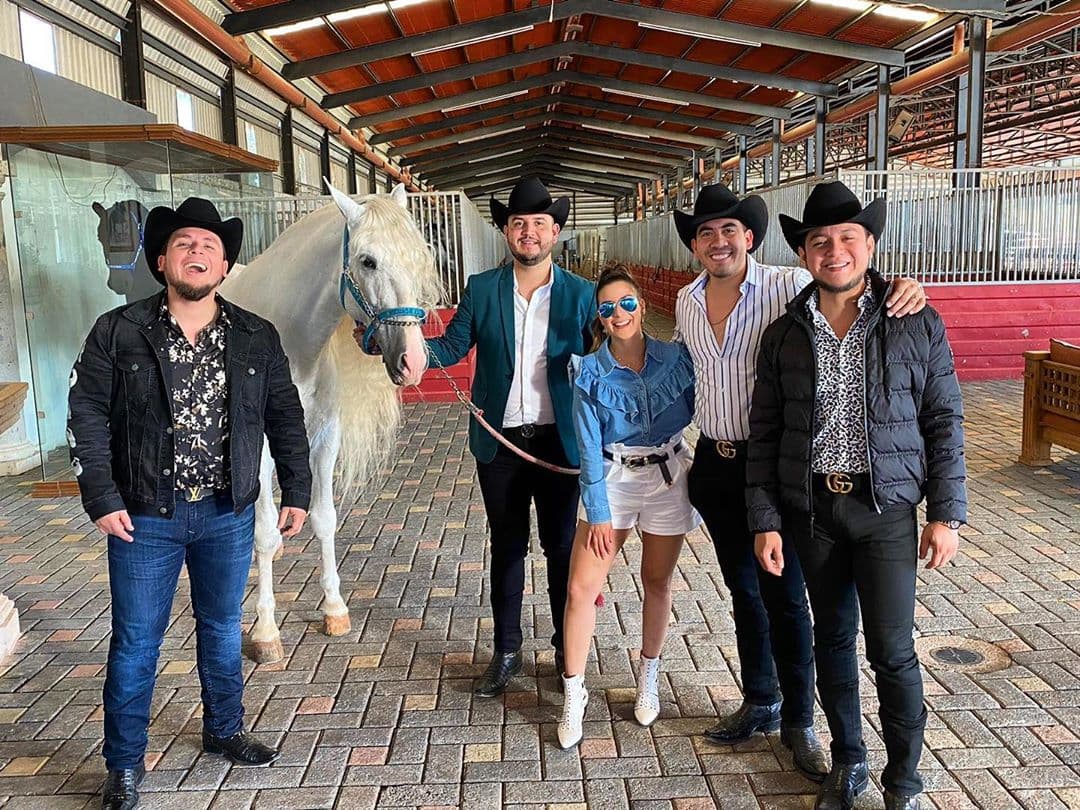 Jessi Rodríguez estuvo en Jalisco con los chicos de Calibre 50, quienes le presentaron a la yegua Nikima.