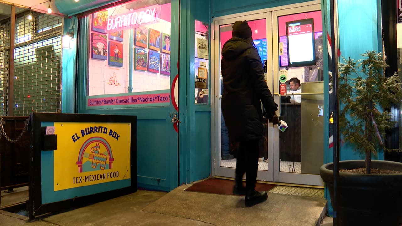 Algunos trabajadores de 
<b>negocios como estacionamientos y restaurantes, señalaron que desde el 5 de enero que inició la aplicación de la tarifa</b>, han notado una baja en la clientela.
<br>