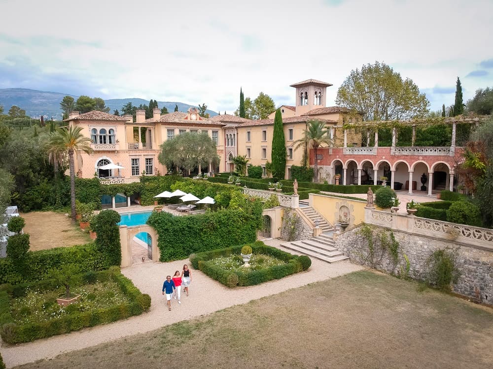 Entre las construcciones ilegales hay una piscina, un helipuerto y hasta una carretera dentro del recinto.