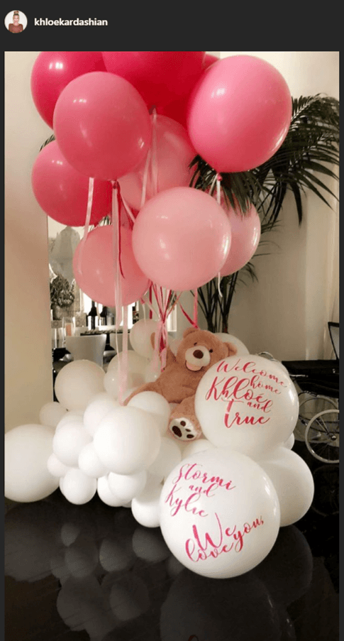 La segunda hija de 
<b><a href="https://www.univision.com/entretenimiento/que-esconde-el-closet-de-kris-jenner">Kris Jenner</a></b> llegó con su bebé 
<b><a href="https://www.univision.com/entretenimiento/a-dos-meses-del-nacimiento-de-true-khloe-kardashian-publica-la-imagen-mas-dulce-hasta-el-momento-de-su-bebe-fotos">True</a></b> y fue recibida por todo lo alto con todo tipo de detalles y regalos, como este arreglo de globos en el que se lee: “Bienvenidas a casa Khloé y True”.
