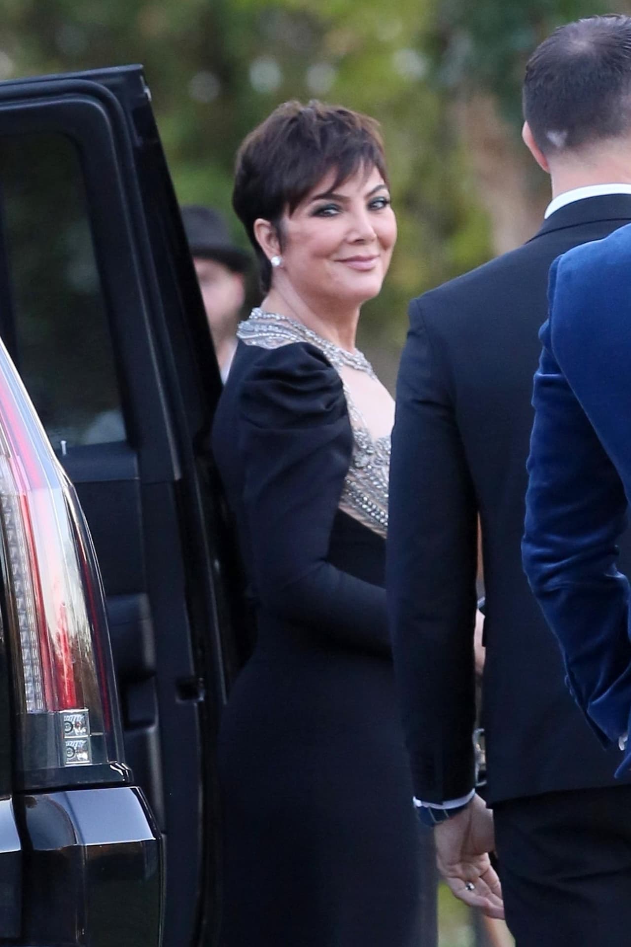 Los fotógrafos lograron captar a la matriarca del clan Kardashian, Kris Jenner, mientras llegaba a Belcourt. Lucía un vestido negro con adornos color plata.