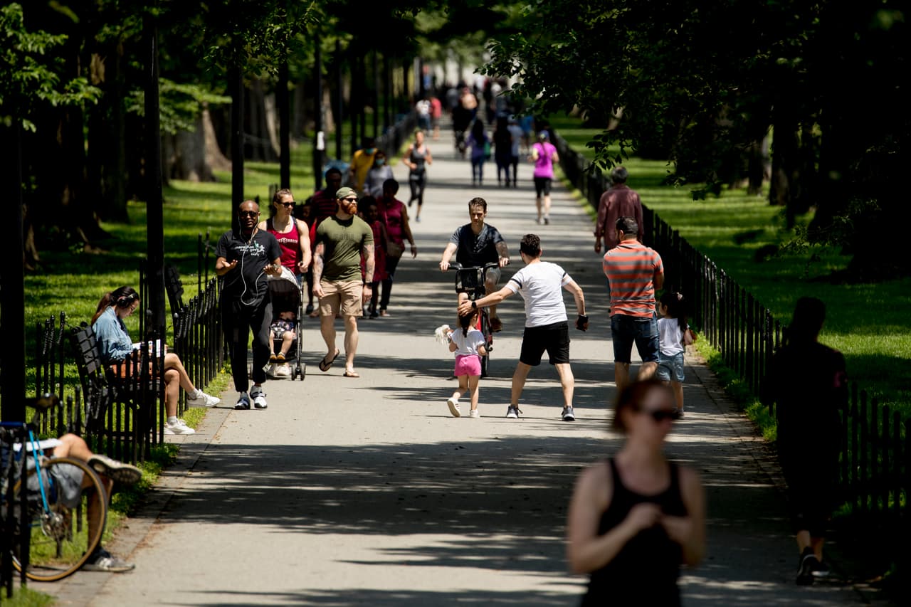 La gente visita el National Mall en el Día de los Caídos en Washington.