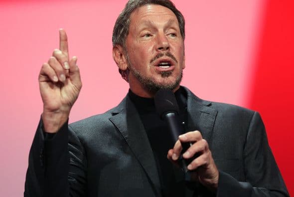 <b>#7: Larry Ellison (61,800 millones) </b>
<br>Ellison es el CEO de Oracle y famoso por sus excesos y su gusto por las carreras de lanchas y pilotar aviones. Es conocida su rivalidad con Bill Gates, a quien en 2012 llegó a superar en términos de fortuna, pero solo temporalmente. Larry Ellison compró la isla entera de Lanai, en el archipiélago de Hawaii, por 300 millones de dólares. 
<br>
