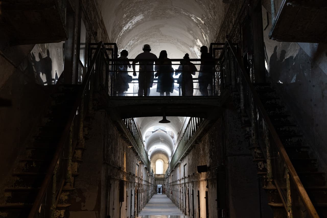 <b><a href="https://www.easternstate.org/halloween/node/3" target="_blank">Terror Behind the Walls at Eastern State Penitentiary (Filadelfia)</a></b>: El terror detrás de los muros se lleva a cabo en el sitio real de la Penitenciaría del Estado del Este, donde se dice que los seres fantasmales deambulan libremente por sus muros. La atracción cuenta con seis actividades diferentes, lo que la convierte en una experiencia única y aterradora.