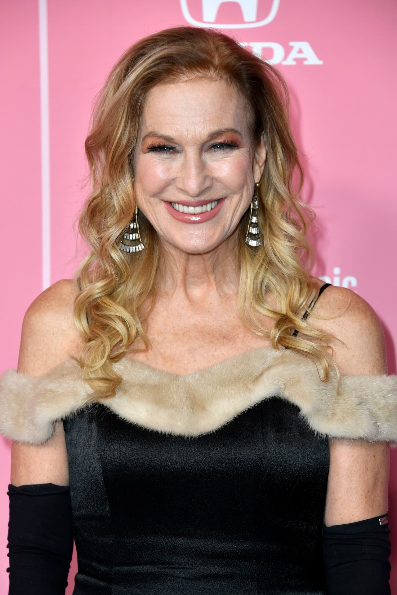 A unas horas de celebrar la 62ª entrega de los premios GRAMMY, las 
<b>denuncias presentadas</b> por la destituida presidenta ejecutiva de la Academia Nacional de Artes y Ciencias de la Grabación, Deborah Dugan, ensombrecen la ceremonia.
<br>