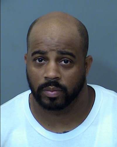 Estaban escondidos en una especie de caja fuerte escondida en una habitación con drogas y dinero. (McCoy en la imagen).