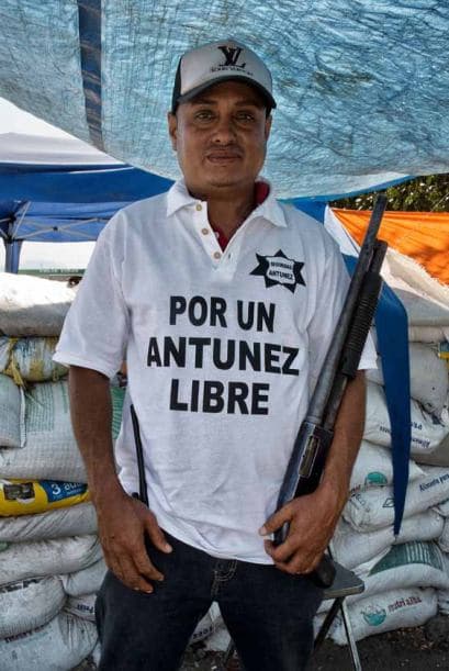 La violencia no da tregua en Michoacán en donde comunidades enteras se han sumado a la lucha. A continuación les presentamos imágenes de los grupos armados de autodefensa en Michoacán conformados por pobladores de la comunidad La Nopalera.