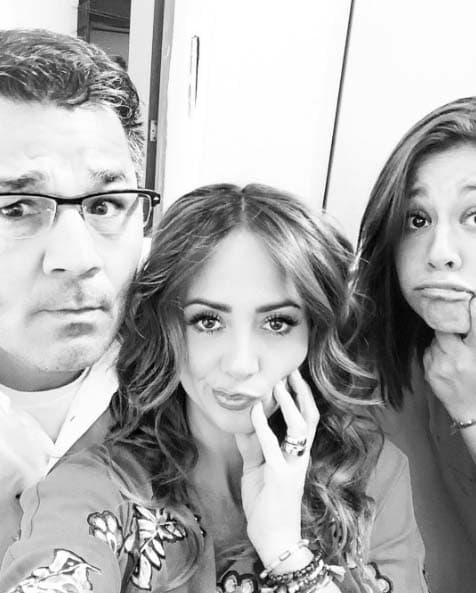 Andrea hasta esperando se ve muy linda.