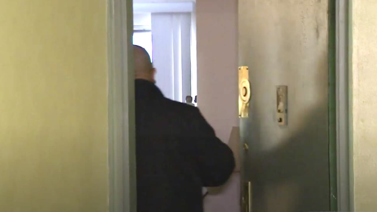 Llamó al 911 para decir que halló muerta a su novia, ahora confiesa que la apuñaló 300 veces