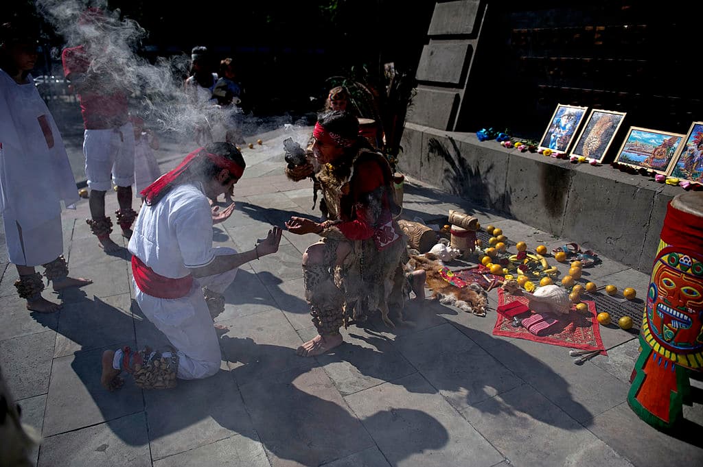 Los aztecas hacían una invocación a las diosas, quienes eran las responsables de conseguir que el destino de dos personas se unan para siempre, y eso lo hacían a través de un "amarre", que es justo como los que se siguen haciendo hasta la actualidad en varios ritos.