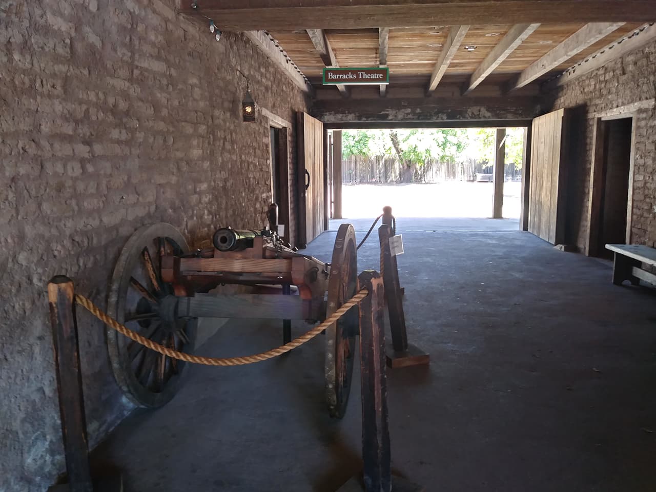 <b>Sonoma State Historic Park,</b> a 90 millas al oeste de Sacramento. 
<br>No solo consta de un edificio, sino una zona en el centro de la ciudad, que incluye varios museos y la Misión San Francisco Solano.