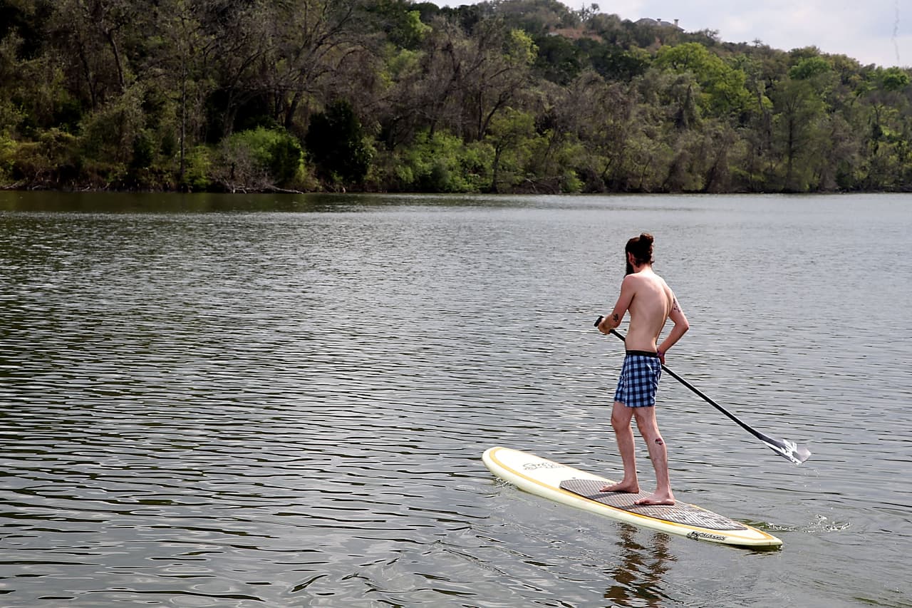 <b>Lady Bird Lake</b>
<br>
<br>Esta toxina es producida por
<a href="https://www.univision.com/local/austin-kakw/lo-que-necesitas-saber-sobre-las-algas-toxicas-que-crecen-en-el-lago-lady-bird-de-austin-fotos">ciertos tipos de cianobacterias o algas verde azules</a>. Los niveles detectados estaban por encima de los valores recomendados por la EPA para uso recreativo. Las personas y las mascotas no deben ingerir ni nadar en el agua.
