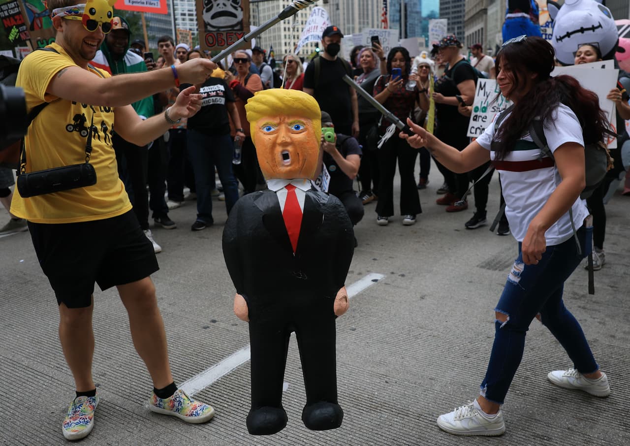En 
<b>Oak Park</b>, la gente llenó la acera a lo largo de la calle Lake, cerca del parque Scoville. En 
<b>Elgin</b>, se alinearon carteles en las calles animando a los conductores a tocar la bocina en señal de apoyo.
<br>