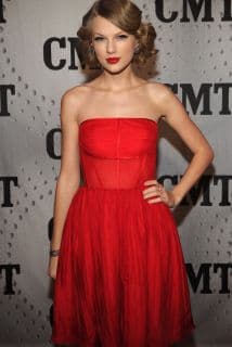 Taylor le respondió: "Yo no he hecho nada más que quererte y apoyarte. No es propio de ti poner a mujeres en contra de otras mujeres".