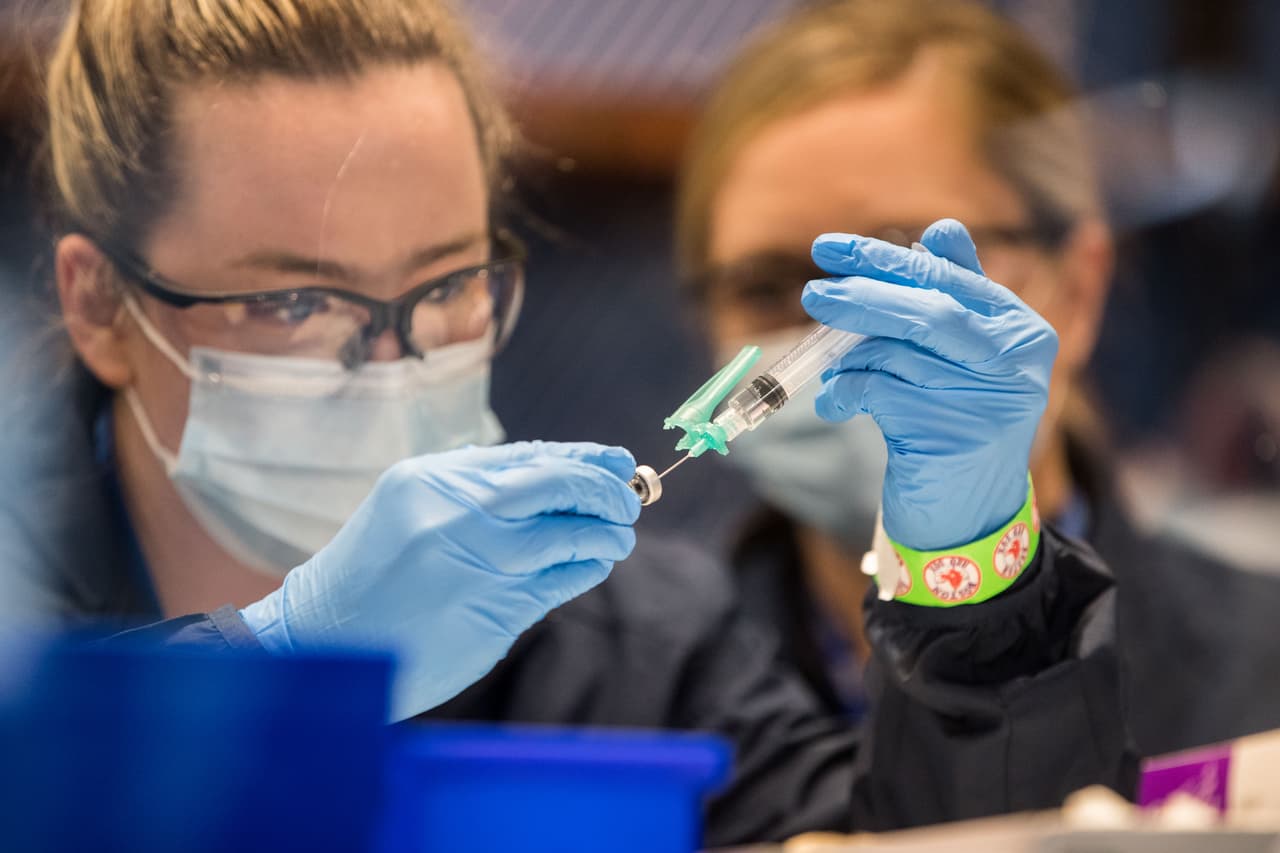 ¿Un empleador en Texas puede obligarte a vacunarte contra el coronavirus?: Un abogado laboral explica