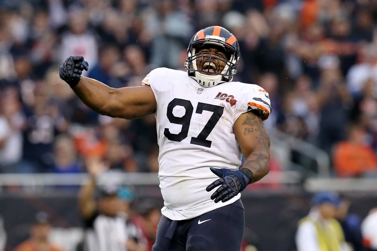 <b>Puesto 18. Chicago Bears (NFL)</b>
<br>
<br>• Valor: 3,530 millones de dólares.
<br>
<br>• Cambio de valor en los últimos cinco años: +44%.
<br>
<br>• Propietarios: Familia McCaskey.
<br>
<br>• Año de compra: 1920.
<br>
<br>• Precio pagado: 100 millones de dólares.
<br>
<br>La NFL llegó recientemente a un nuevo acuerdo de derechos de transmisión por 10,300 millones al año durante 10 años, a partir de 2023 . Esto representa un aumento del 80% con respecto al acuerdo actual. Según Forbes, todas las ligas estadounidenses comparten los ingresos de transmisión por igual entre sus franquicias.
<br>