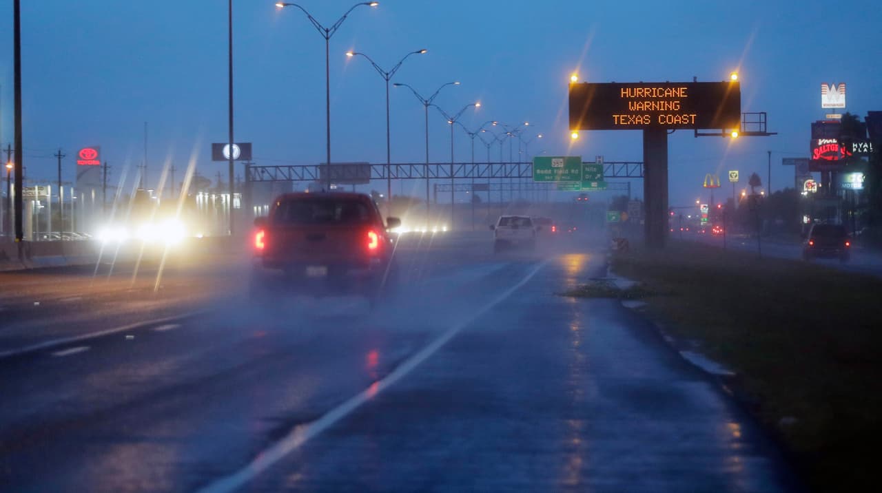 Vehículos circulan en la mañana de este viernes en por las calles de Corpus Christi. La población debe evacuar la zona antes de la llegada de Harvey.
