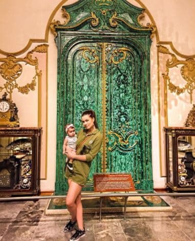 A los pocos meses de gestación, la modelo brasileña anunció que la relación con el joven Sergio Mayer había terminado, pues tras enterarse del embarazo el artista cambió su comportamiento y se volvió frío, además lo acusó de no mostrar interés en su futura paternidad y de haber cortado cualquier comunicación con ella, de acuerdo con una nota publicada en el programa Ventaneando.