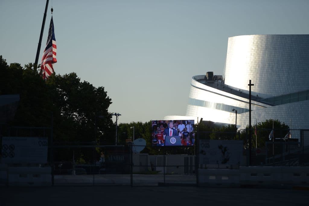 Antes de empezar el 
<i>rally, </i>Trump tenía planificado un pequeño acto en la parte de afuera, en donde esperaban que se congregaría una gran multitud de personas que no habían podido entrar, pero ante la falta de personas, el acto fue suspendido y los trabajadores rápidamente retiraron el escenario que habían preparado para el presidente.