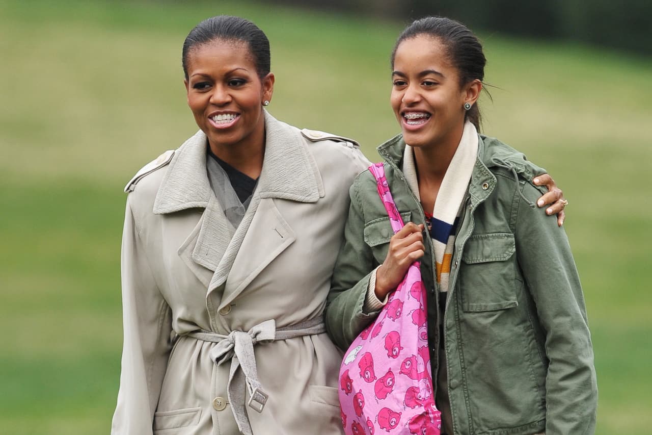 En 2011, Malia ya casi alcanzaba a Michelle Obama en su altura. Sus estilos se hicieron cada vez más parecidos como se hizo evidente en esta foto tomada en 2011 en Washington tras un viaje por Latinoamérica.