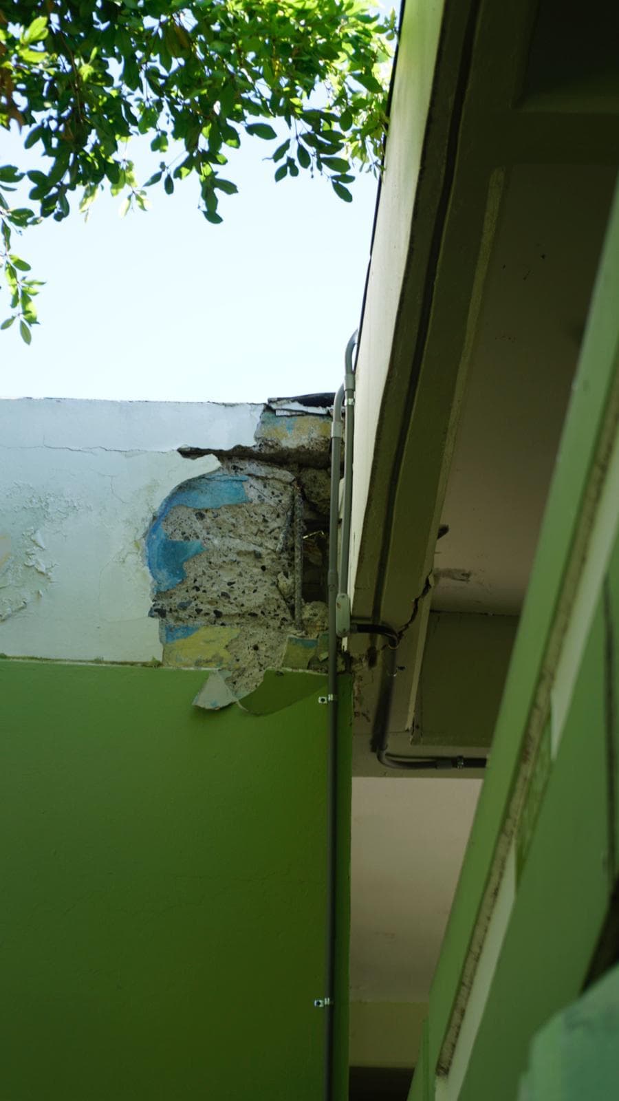 Luego del sismo del lunes y sus réplicas, 
<a href="https://www.univision.com/local/puerto-rico-wlii/confirman-primera-muerte-relacionada-al-temblor-en-ponce">una persona falleció en Ponce</a> luego de que le cayera una pared encima.