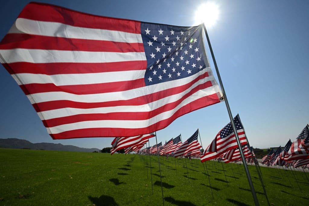 La mañana del 11 de septiembre de 2001, como recuerda esta exhibición de banderas en Pepperdine University, en Malibu, secuestradores del grupo terrorista Al Qaeda también estrellaron un avión contra El Pentágono, en Washington DC, causando cientos de muertes y dejando a otros tantos heridos.