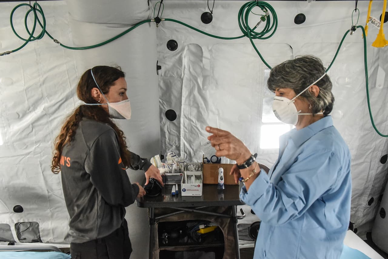 Como medida de precaución ante el covid-19, los 
<b><a href="https://www.cdc.gov/coronavirus/2019-ncov/downloads/2019-ncov-factsheet-sp.pdf" target="_blank">Centros para el Control y Prevención de Enfermedades</a></b> (CDC) recomiendan:
<br>-Evitar el contacto con personas enfermas.
<br>-Evitar tocarse los ojos, nariz, y boca.
<br>-Quedarse en casa si está enfermo.
<br>-Cubrirse con un pañuelo al momento de estornudar.
<br>-Lavarse las manos con agua y jabón por al menos 20 segundos.
<br>