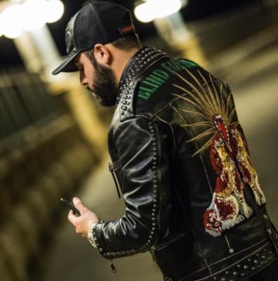 Si una chamarra le gusta, no escatima, ni pregunta el precio, solo se la mide, si le gusta, pues adelante. El cantante ha aparecido en varios videos usando sus originales modelos.