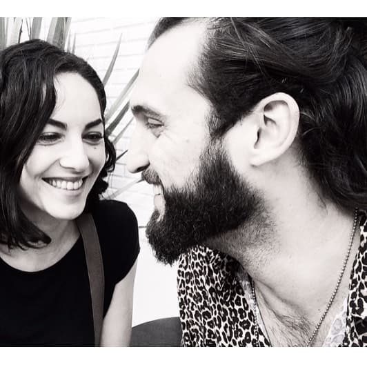 Tras aproximadamente dos años de romance, la estrella de telenovelas y su joven galán se juraron amor eterno a la orilla del mar.