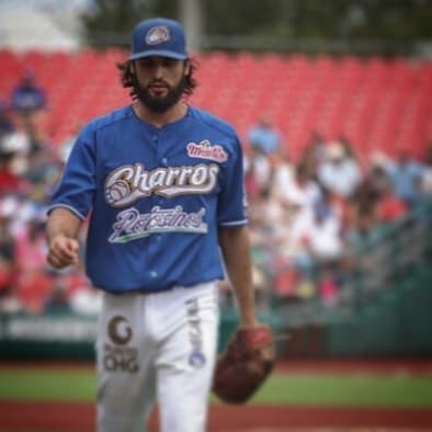 Kenneth es un talentoso beisbolista.