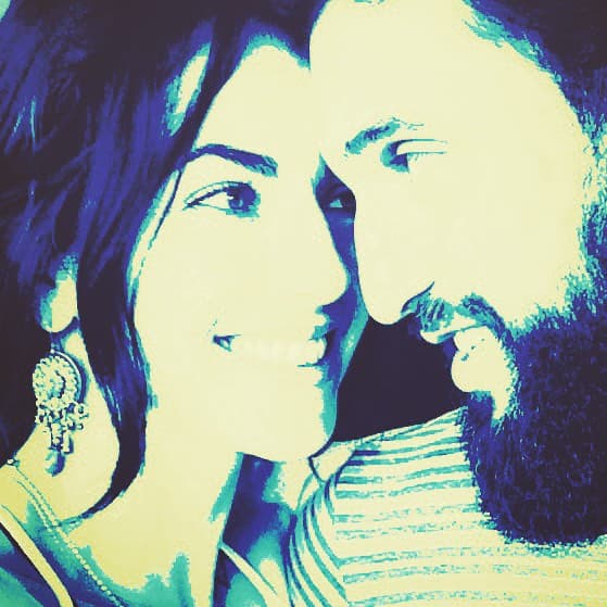 Es 11 años menor que la Mori.