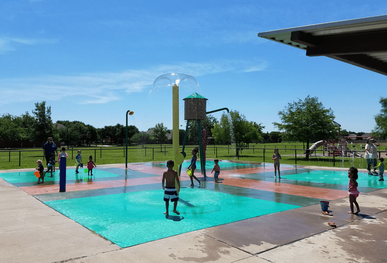 <b>FRISCO</b> 
<br>La ciudad de Frisco tiene tres parques con fuentes verticales que están abiertos de 8:00 a.m. a 8:00 p.m. Aclaran que algunos días, estos podrían estar cerrados por limpieza o mantenimiento. 
<br>
<br>Frisco Commons Spray Park - 8000 McKinney Road
<br>J.R. Newman Spray Park - 8211 Twin Falls Drive
<br>Shepherd’s Glen Spray Park - 12012 Shepherds Hill Dr.