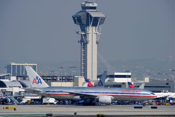 AMERICAN AIRLINES- AMR, casa matriz de la aerolínea American Airlines, despediría entre 13 mil a 15 mil empleados en el marco de su plan de reducción por el que atraviesa, mismo que la obligó a declararse en bancarrota en noviembre pasado.