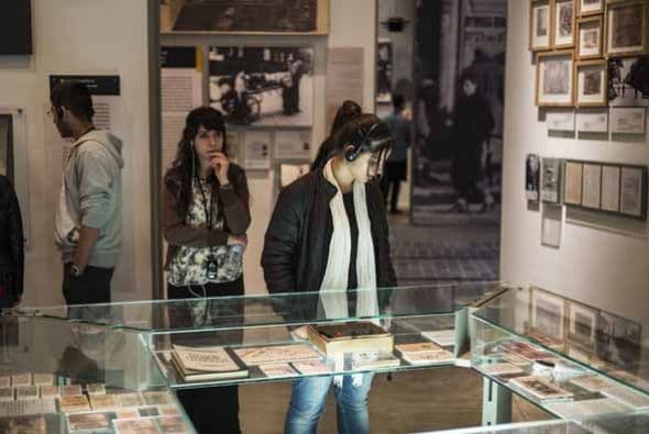 Hoy 27 de enero se conmemoran 70 años liberación de Auschwitz, el campo de concentración donde millones de seres humanos perdieron la vida por la terrible idea de exterminación de la población judía. Impresionante video #Auschwitz70 aquí Galería que la humanidad no debe olvidar.