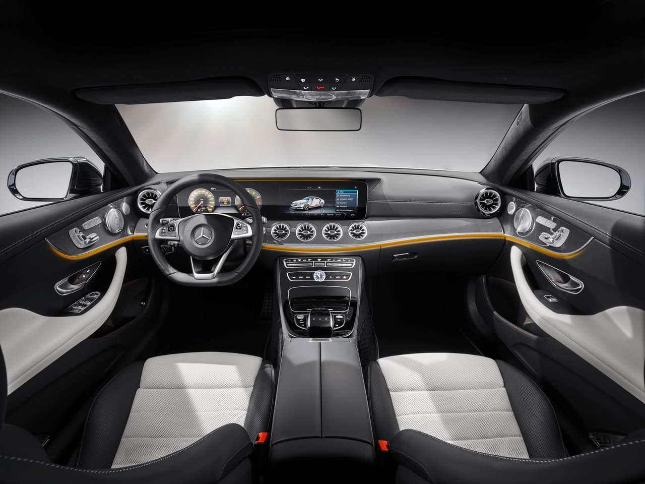 La cabina del Mercedes-Benz Clase E Coupe 2018 es casi idéntica a la del modelo. La gran diferencia inmediatamente aparente es el innecesariamente complicado diseño de las ventilas del sistema de climatización, las cuales resaltan más que ningún otro elemento robando protagonismo, en franco contraste con las elegantes y sencillas ventilas que encontramos en el modelo sedán.