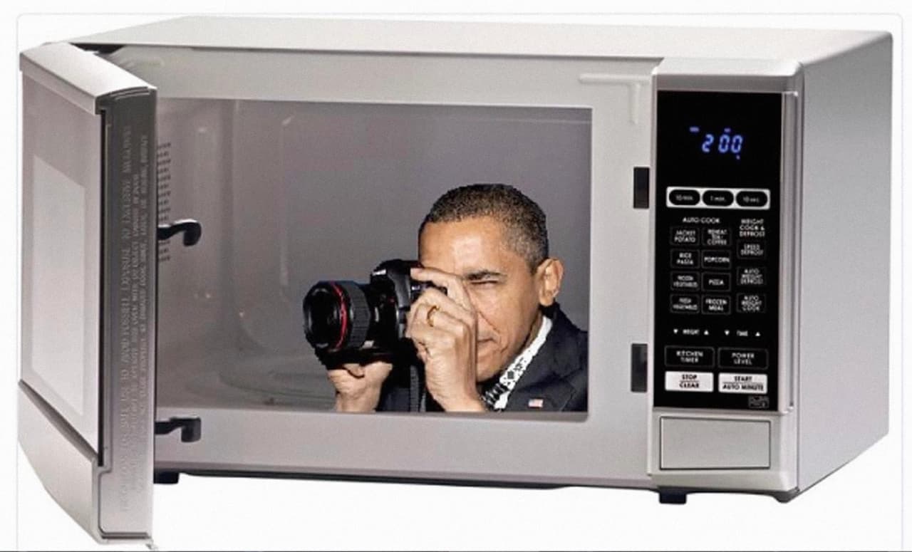 Su confusa declaración, que parecía aceptar que efectivamente se había interceptado la Torre Trump, hizo que de nuevo que Conway fuera carne de cañón de los medios y las redes. Incluso el fotógrafo oficial de la Casa Blanca durante el mandato de Barack Obama,
<a href="https://www.instagram.com/p/BRmwAjQFARL/?taken-by=petesouza"> <b>Pet Souza</b></a>
<b>,</b> quiso hacer un comentario a su declaración con esta foto que ponía en evidencia el desfase de su proposición.