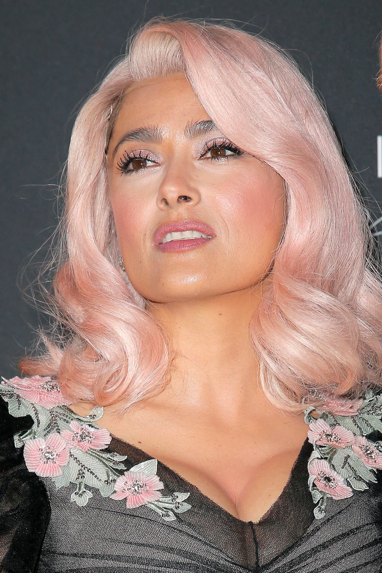 Su cabello, sombra, blush, labios y las flores de su vestido combinaban perfectamente.