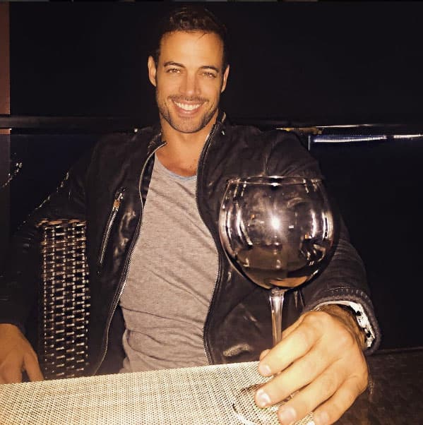 William también tiene lo suyo, provoca desmayos con esa pícara sonrisa.