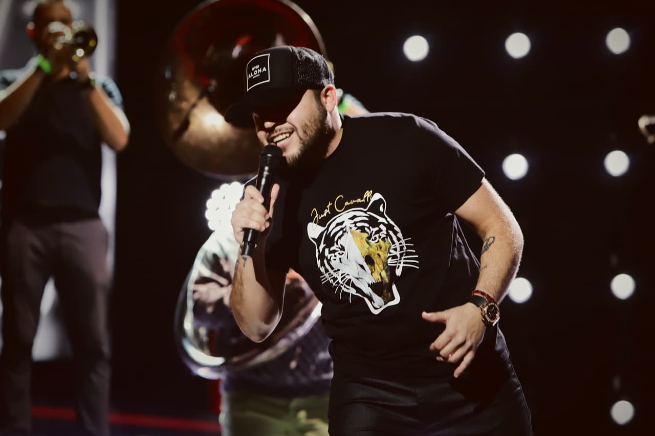 Tras media hora de ensayo, Ortiz dejó el alma en su interpretación y hasta desató el aplauso de la selecta audiencia que pudo ser testigo de su sentida entrega musical.