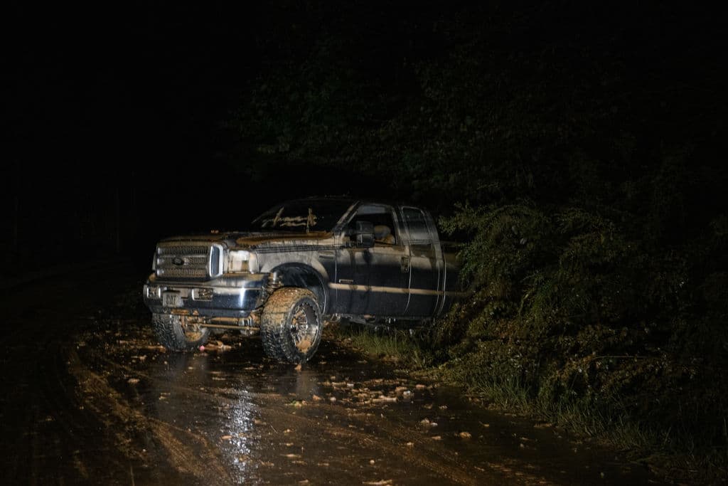 Muy cerca de Rutherfordton, no fue hasta este sábado 28 de septiembre que algunos vehículos, como esta camioneta, pudieron ser divisados en Coxe Road, a donde los llevaron las aguas inundadas del huracán Helene.