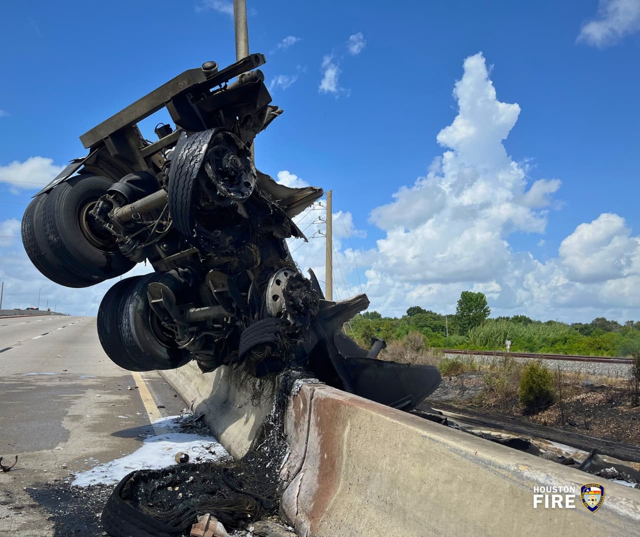El Departamento de Bomberos de Houston confirmó que una persona murió tras el gran incendio.