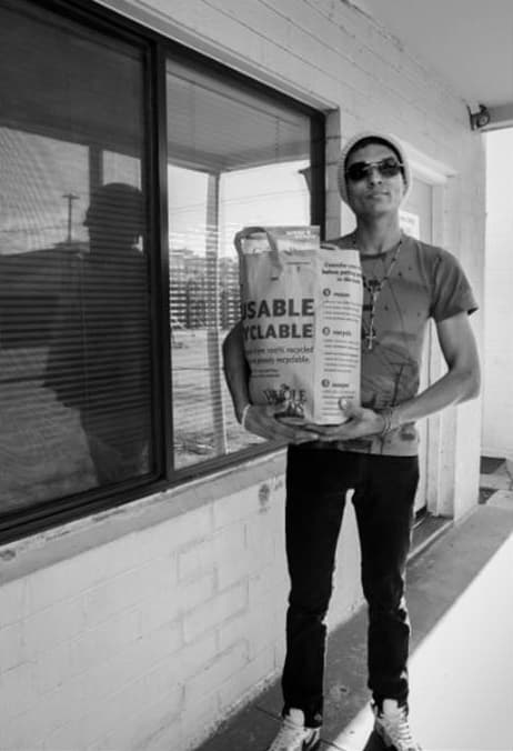 El sueldo de Joaquín, quien se gana la vida como estilista, apenas le permite pagar el alquiler de su vivienda, pero la compra de la despensa es un reto que afronta cada semana.