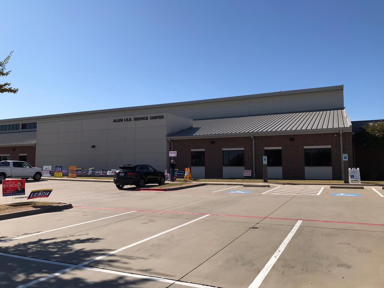 Los centros mostraban poca participación de votantes en las filas durante el día.
<br>