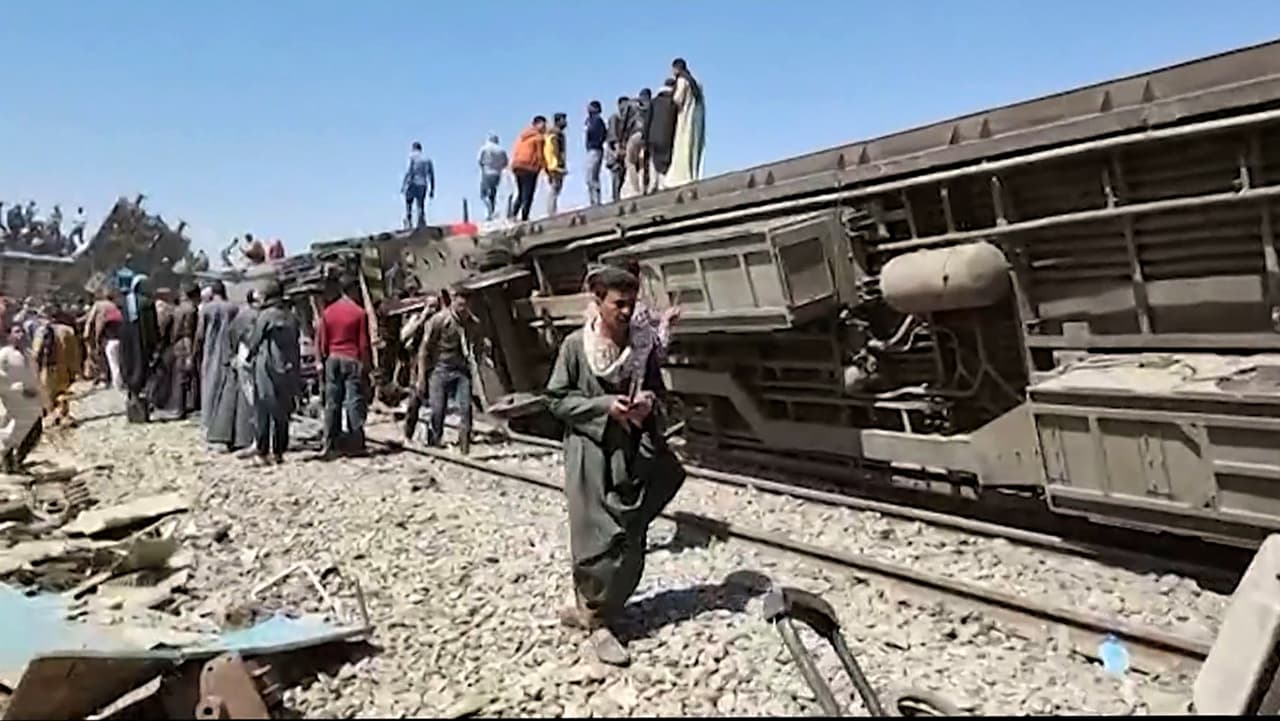 El accidente más mortífero de Egipto sucedió en 2002, cuando más de 300 personas murieron cuando se incendió un tren que viajaba a exceso de velocidad de El Cairo al sur de Egipto.