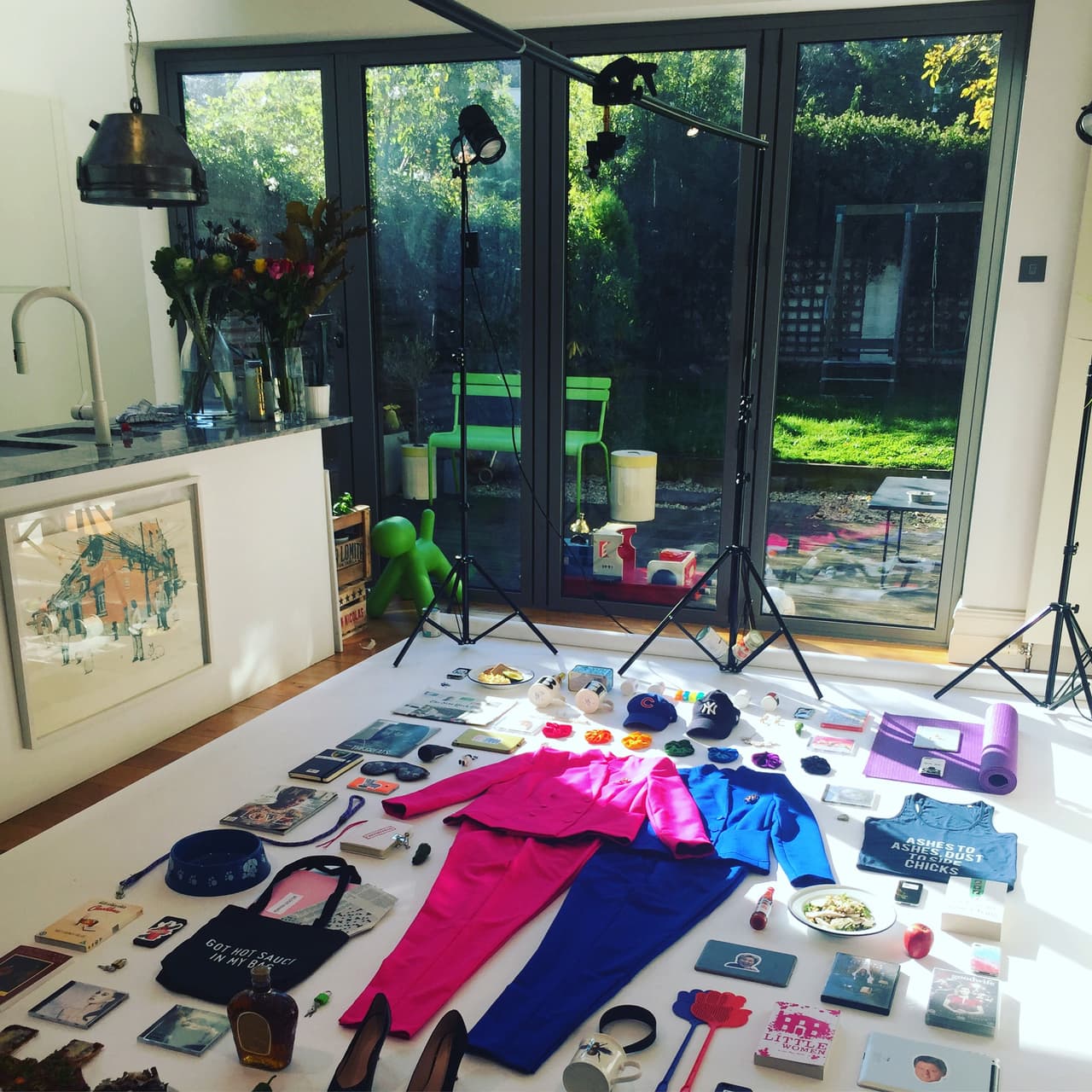 La fotógrafa situó todos los objetos en el suelo y formó la composición para tomar la imagen.